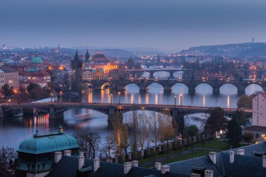 Gün batımında Prag köprüler