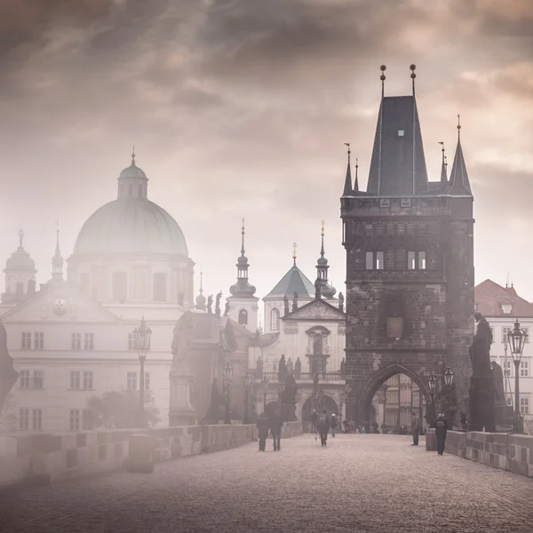 Mlhavé ráno Karlův most, Praha — Stock fotografie