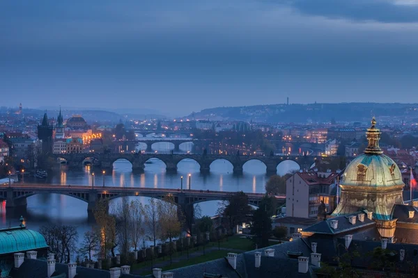 Mosty w Pradze na zachodzie słońca — Zdjęcie stockowe