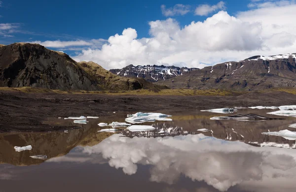 İzlanda'daki icebergs ile göl — Stok fotoğraf