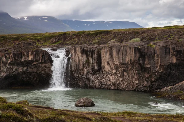 Krajina s vodopádem na Islandu — Stock fotografie