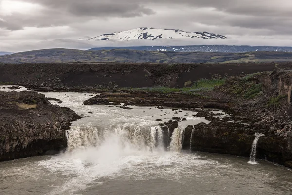 Cascada en las montañas volcánicas de Islandia —  Fotos de Stock