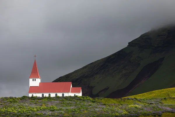 İzlanda'daki dağlarda küçük kilise — Stok fotoğraf