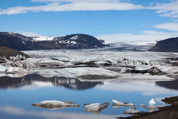 Buzul ve göl ile icebergs, İzlanda — Stok fotoğraf