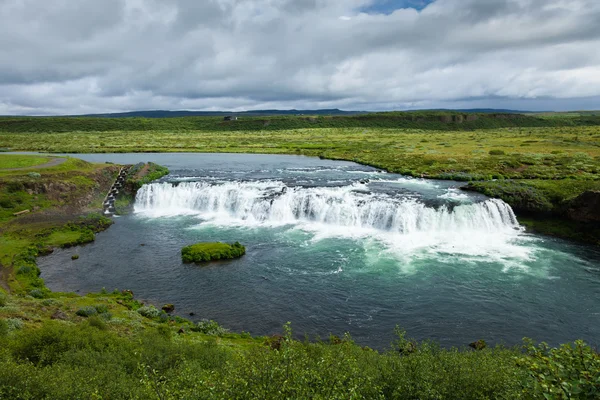 Небольшой водопад в долине Исландии — стоковое фото