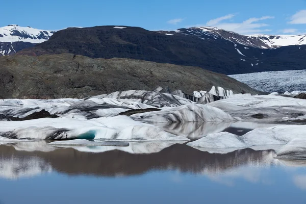 Glaciären och sjön med reflektion, Island — Stockfoto