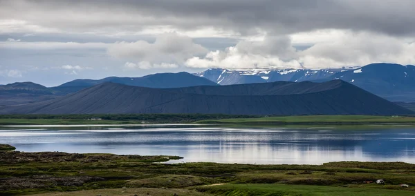 Panorama de um vulcão extinto e o lago em primeiro plano, I — Fotografia de Stock