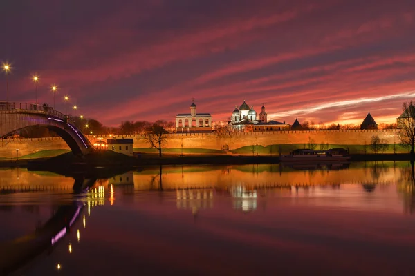 Veliky Novgorod staden vid solnedgången — Stockfoto