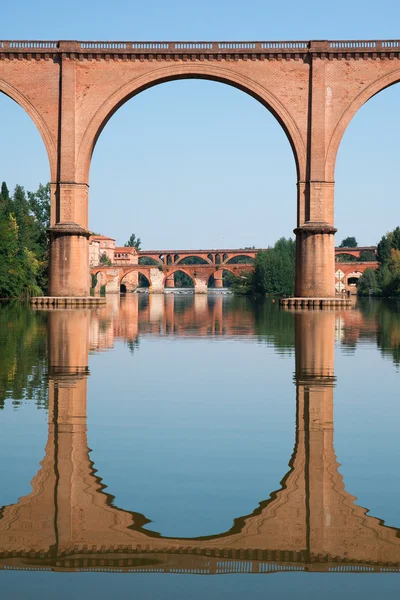 Puente en Albi y su reflejo, Francia — Foto de Stock