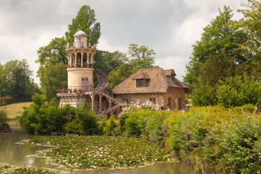 Marie Antoinette parkta çiftlikte Marlborough Kulesi