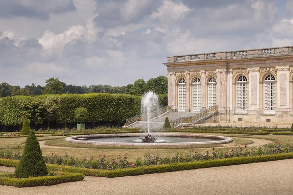Grand Trianon в парку Версаля — стокове фото