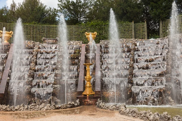 Brunnen im Park von Schloss Versailles — Stockfoto