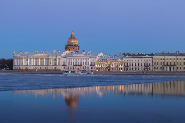 Inglés Embankment and Saint Isaac 's Cathedral, St. Petersburg a —  Fotos de Stock