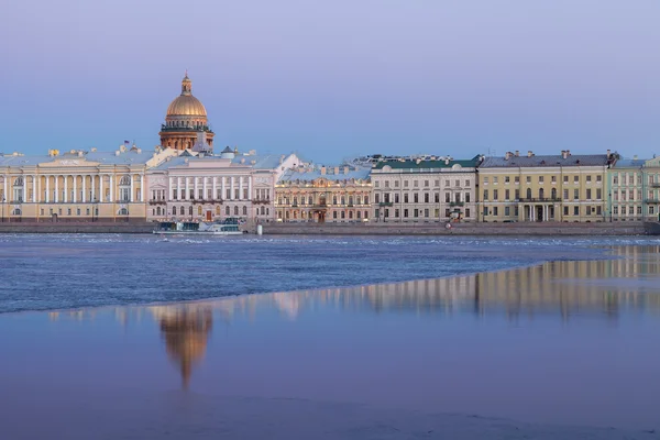 Английская набережная, Нева и Исаакиевский собор, Санкт-Петербург — стоковое фото
