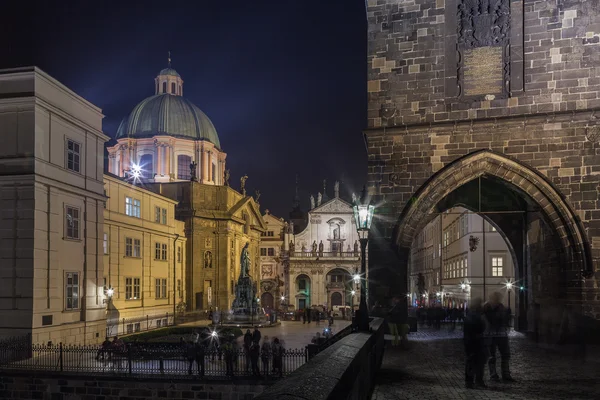 Torre oriental del Puente de Carlos, Plaza de los Cruzados en Praga — Foto de Stock