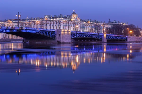 Most na palác a budování Ermitáž v noci, St. Pe — Stock fotografie