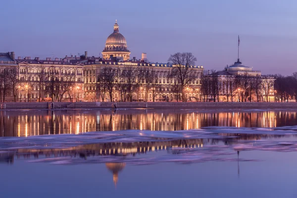 Banvallen av floden Neva och amiralitetet, St. Petersburg — Stockfoto