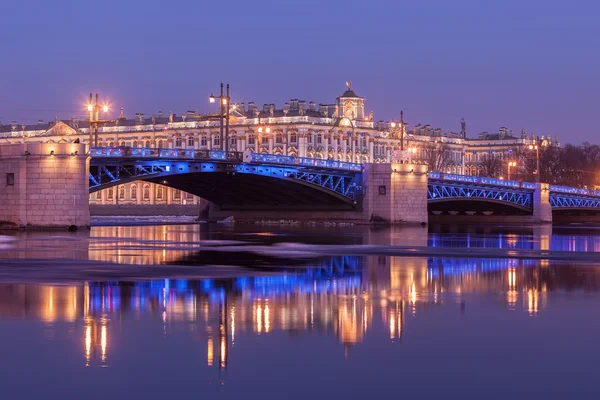 Most na palác a budování Ermitáž, St. Petersburg — Stock fotografie