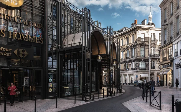 Улицы Бордо с современным торговым центром — стоковое фото