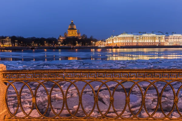 Neva embankment, kväll, s: t Petersburg — Stockfoto