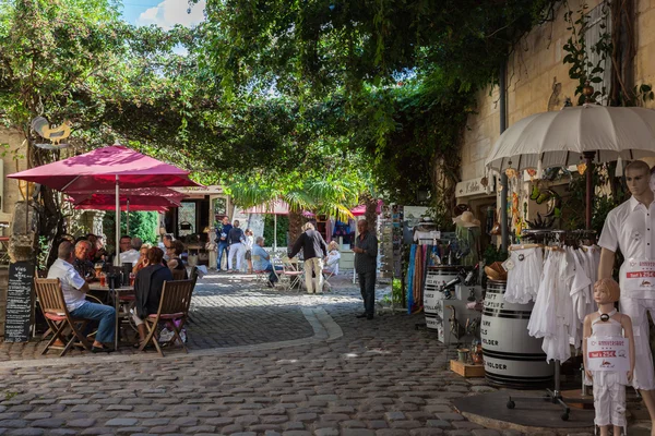 Čtverec s kavárnami a obchody v Saint Emilion — Stock fotografie