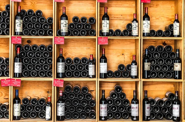 Bottiglie di vino nel negozio di Sant'Emilio — Foto Stock