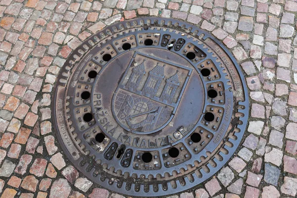 Brunnslock med emblem av Prag i stadens historiska centrum Stockfoto