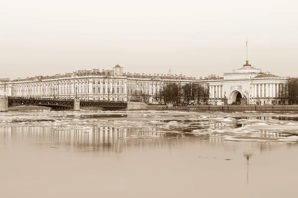 Hermitage, Palace bridge en Admiraliteit gebouw in St. Petersbur — Stockfoto