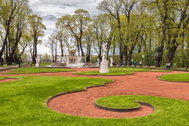 Saint Petersburg bahar yaz bahçede