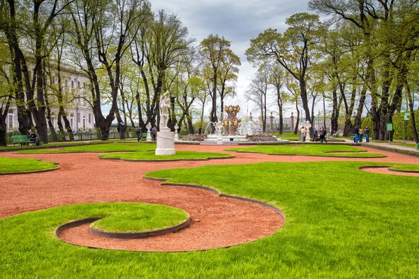 Jardín de verano en San Petersburgo — Foto de Stock