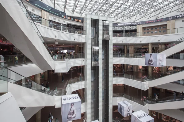Wnętrze nowoczesne centrum handlowe "Galeria" w Petersburgu — Zdjęcie stockowe