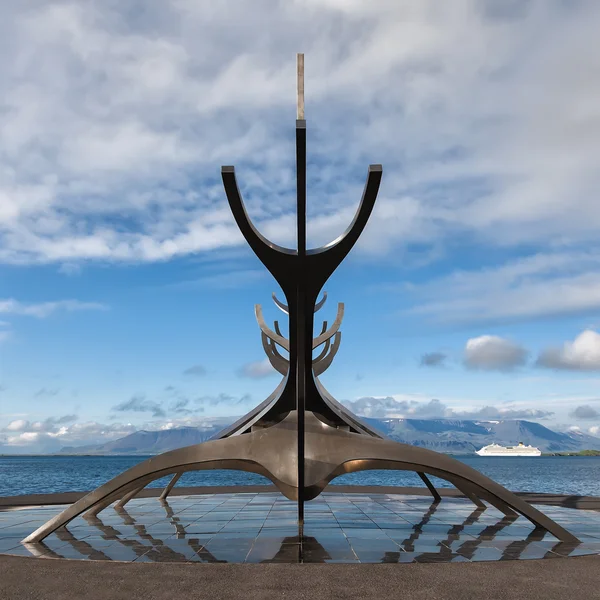 Sol Voyager monumento junto al mar en el centro de Reikiavik, Icel — Foto de Stock