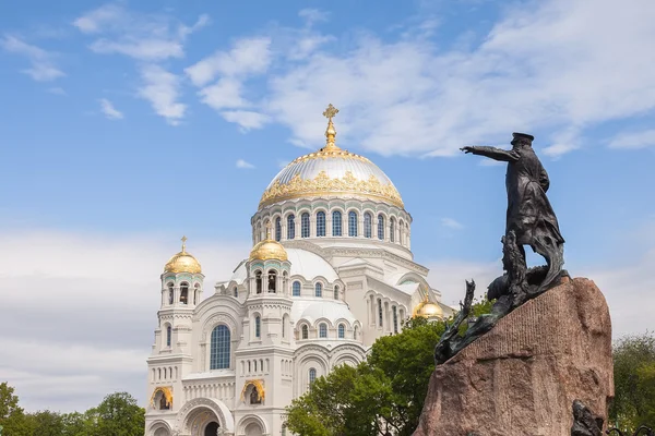 Catedral Naval y el Monumento al Vicealmirante Makarov en Kron — Foto de Stock