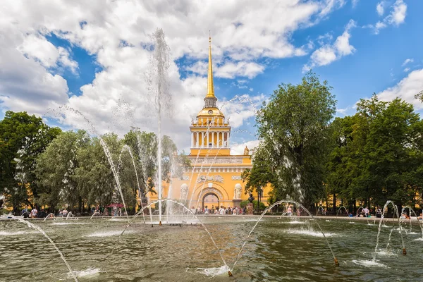 Edificio del Almirantazgo y fuente en el jardín, San Petersburgo —  Fotos de Stock