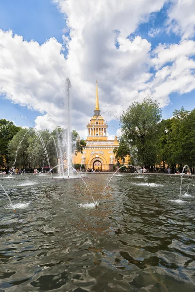 Admiralty building and fountain in the garden in Saint Petersbur — Stockfoto