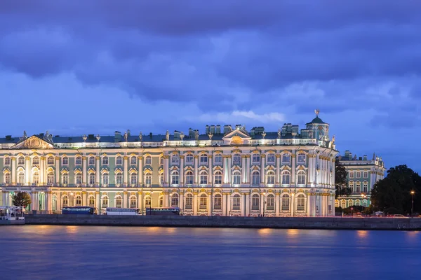 Byggnaden av eremitboningen på natten, St. Petersburg — Stockfoto