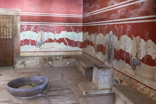 One of the halls with a throne in the Palace of Knossos, Crete — Stock Photo, Image