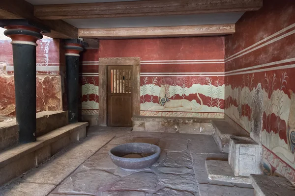 One of the halls with a throne in the Palace of Knossos, Crete, — Stock Photo, Image