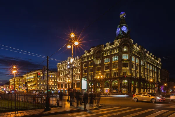 Casa de los Libros (Casa del Cantante) en Nevsky Prospect por la noche illumi —  Fotos de Stock