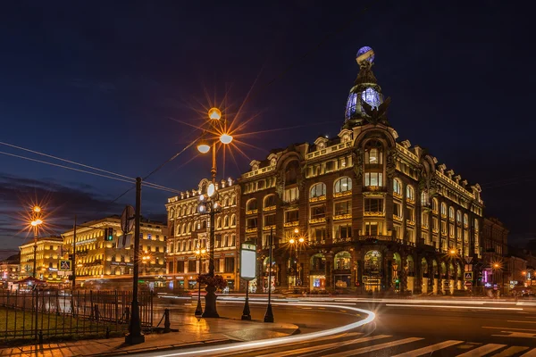 Böckernas hus (sångare hus) på Nevskij Prospekt på natten illumi — Stockfoto