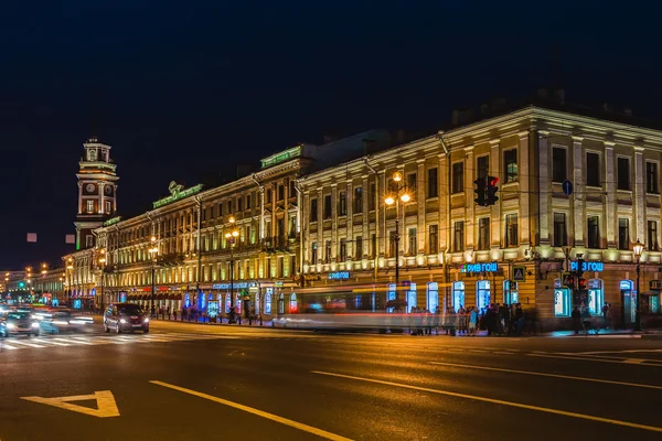 Nevsky Prospect y San Petersburgo Duma por la noche illumin — Foto de Stock