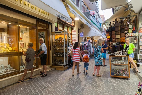 多くの観光客、Chania の古い町の商店街 — ストック写真