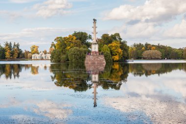 Catherine park, Tsarskoye Chesme sütun ve Grotto Pavyonu