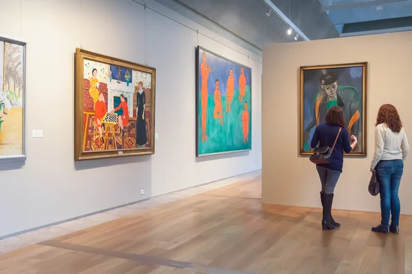 Due ragazze che guardano quadri impressionisti Henri Matisse al th — Foto Stock