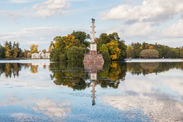 Columna de Chesme y pabellón de la Gruta en el parque Catherine, Tsarskoye — Foto de Stock