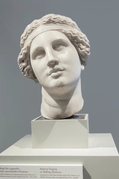 Hoofd van zingen of praten Dionysus in het Altes Museum, Berlijn — Stockfoto