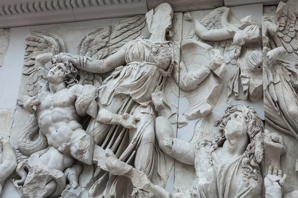 Detail van het Fries van het altaar van Pergamon in de Pergamon Museu — Stockfoto