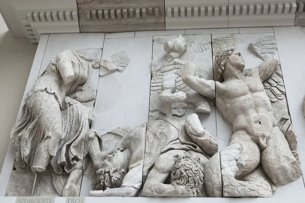 Detail van het Fries van het altaar van Pergamon in de Pergamon Museu — Stockfoto