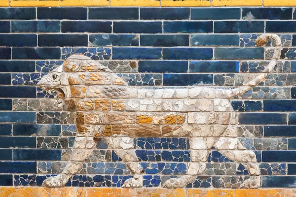 Uno de los leones de la Puerta de Ishtar de Babilon en el Pérgamo —  Fotos de Stock