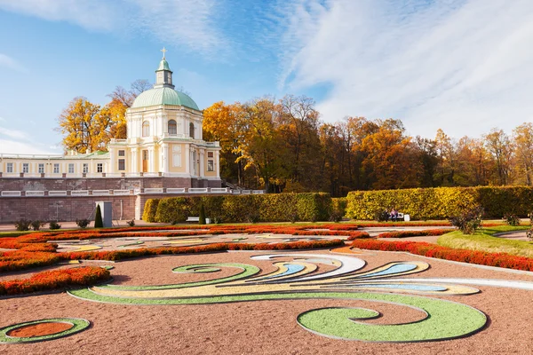 Pabellón del Palacio de Gran Menshikov (1710-1727) y parque regular — Foto de Stock